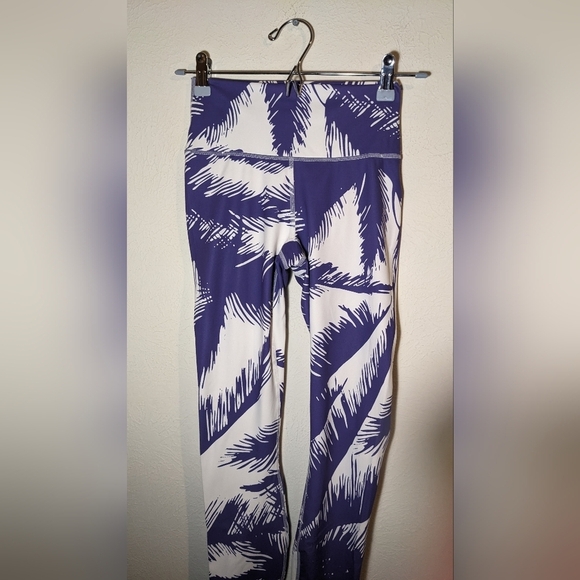 Fabletics pureLuxe Paradiso 7/8 leggings purple palm tree - Picture 4 of 8